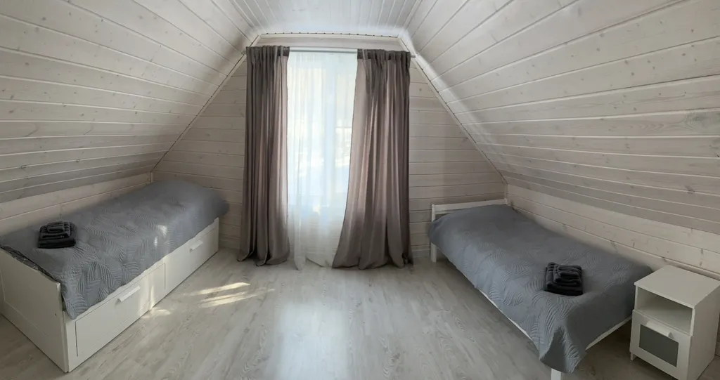 Уютный дом в лесу с видом на залив