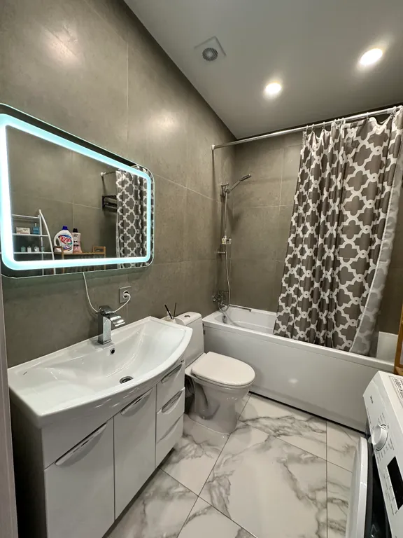 Уютный новый дом в центре города с бассейном