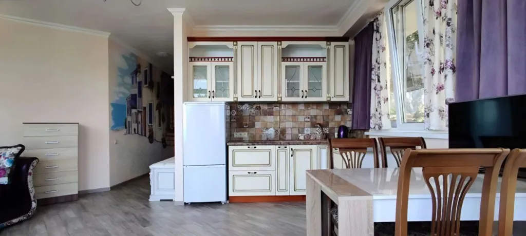 Апартаменты с видом на море, расписными стена и отдельной спальней