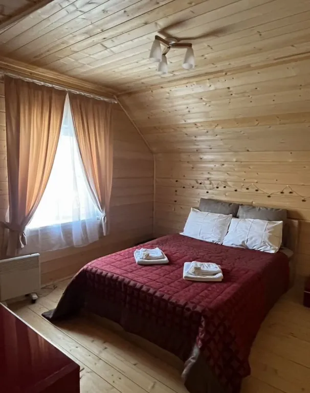 Уютный дом в жилой деревне возле реки