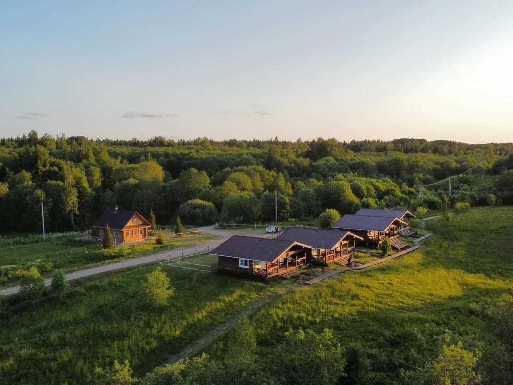 Домик на берегу озера