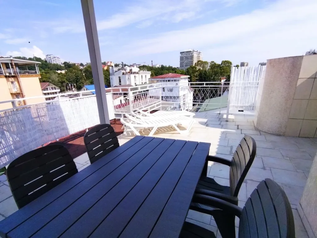 Трехуровневая 3-к квартира с террасой, у моря