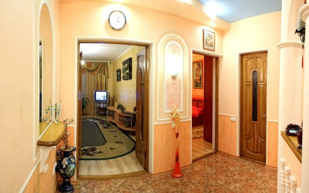 Крупногабаритная двушка с отдельным входом в центре, парковка