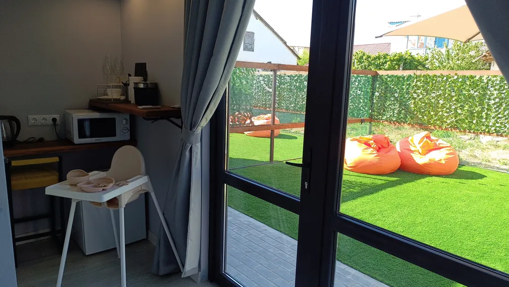 Уединенный трёхместный домик с queen size с собственным садом