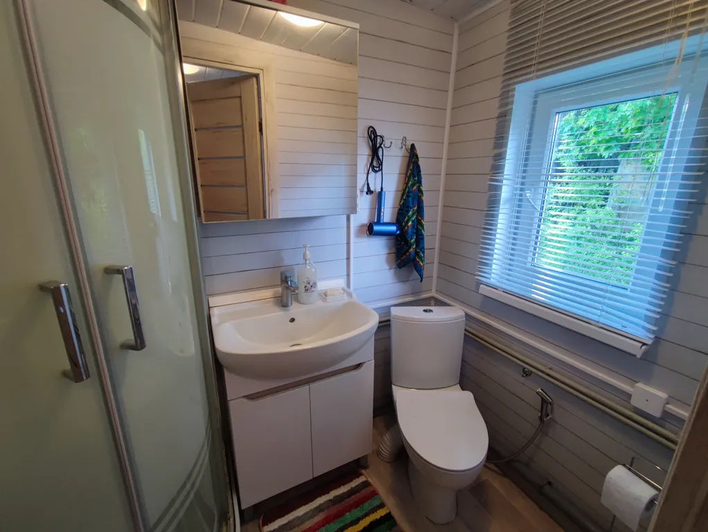 Дом в окружении леса, озёр и рек, около турбазы Алоль