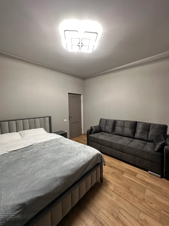 Уютный домик на территории гостевого двора с бассейном