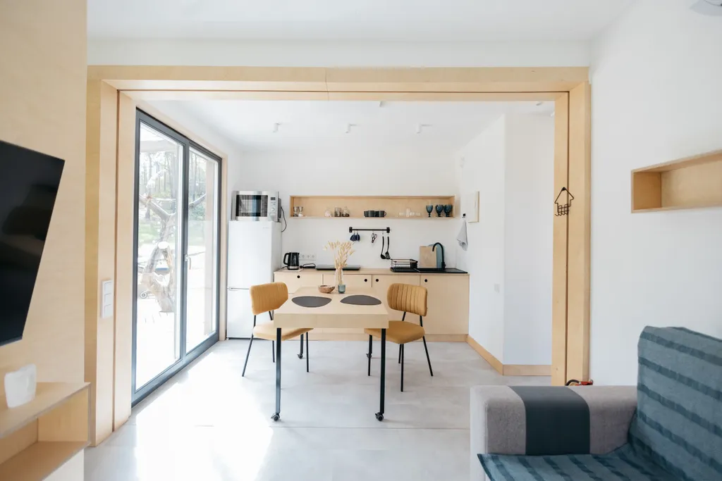 Уютный дом Японская куница с панорамными окнами с видом на лес