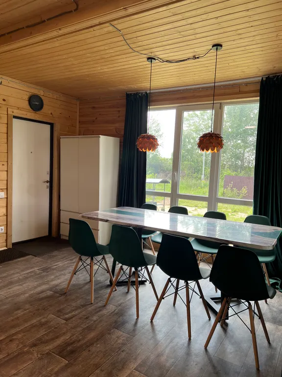 Уединенный дом с сауной внутри в окружении леса