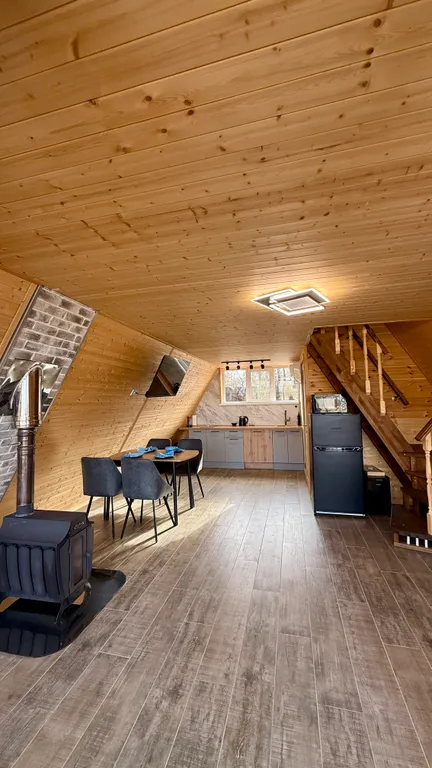 Уютный дом в лесу у озера вблизи от города