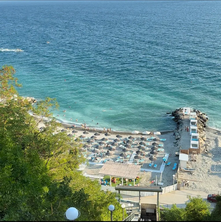 Семейные апартаменты на море с видом на горы