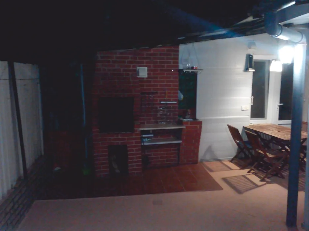 Уютный дом с отдельным двором, зоной барбекю и парковочным местом