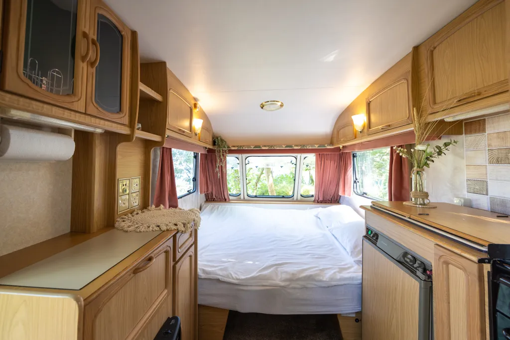 Автодомик для двоих с видом на озеро