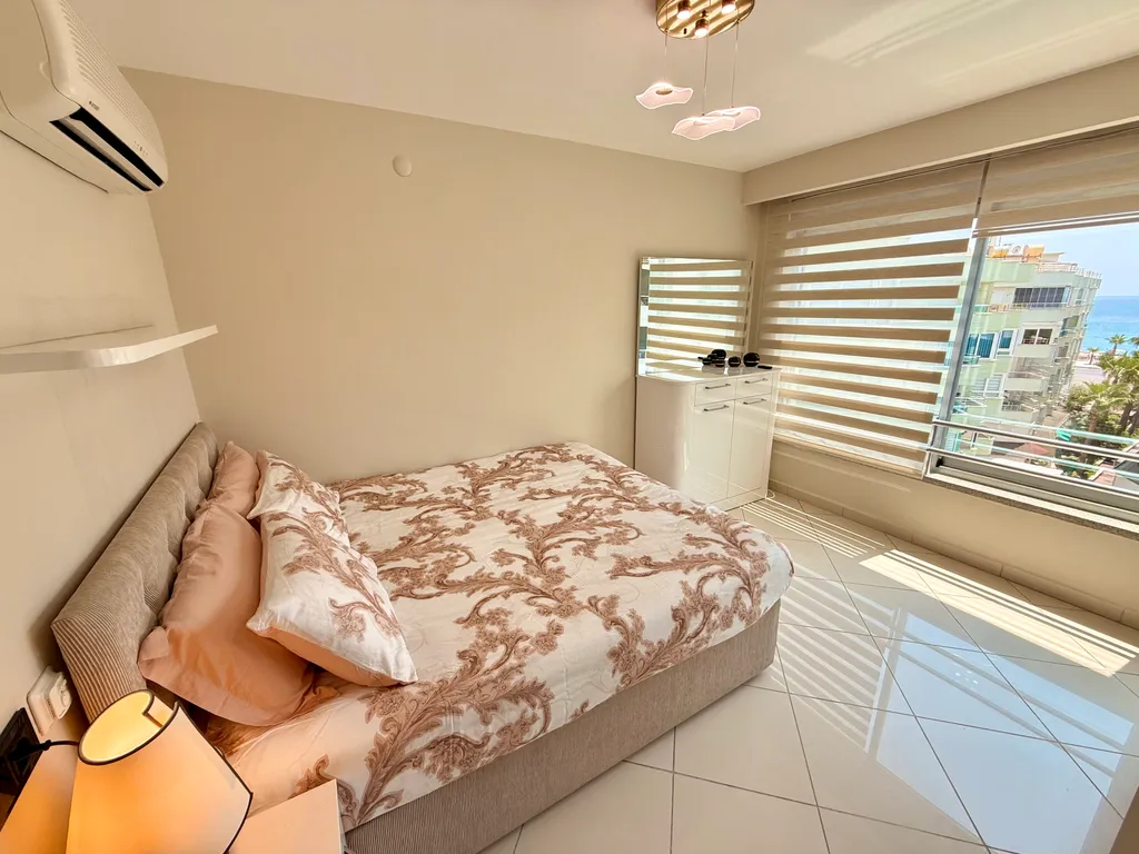 Двухуровневые апартаменты с видом на море и горы