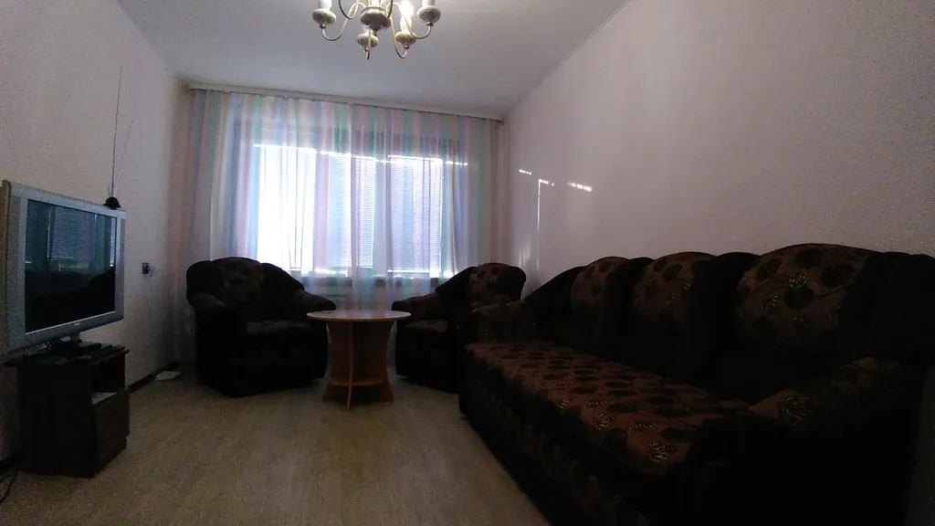 Квартира с раздельными комнатами, с отдельной кухней и балконом.