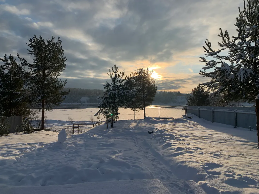 Уютный дом на самом берегу реки