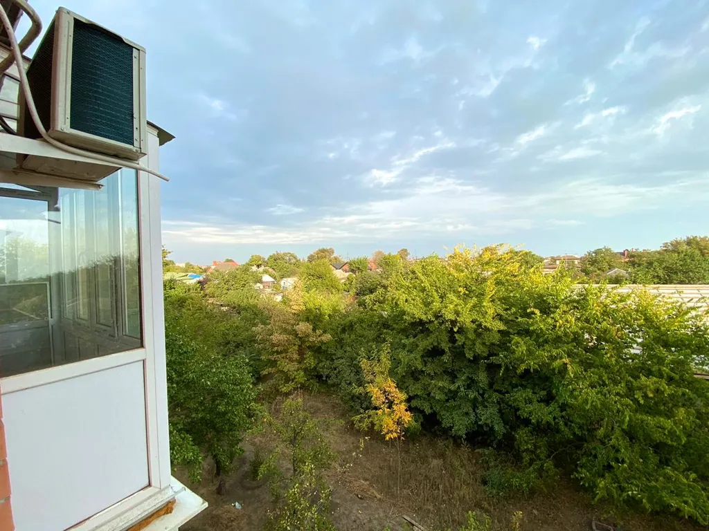 Уютная студия с качелями и видом на тихий зеленый сад