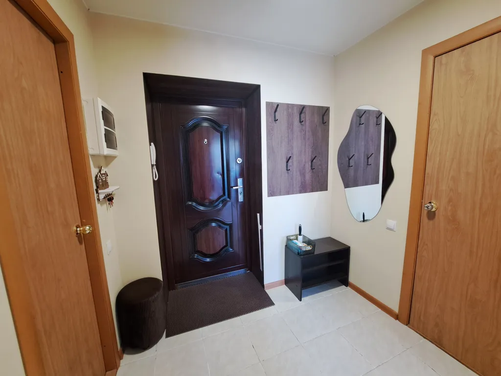 Просторная однушка с кроватью и смарт ТВ