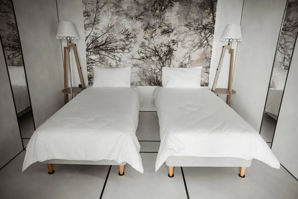 Домик-куб для двоих на берегу реки