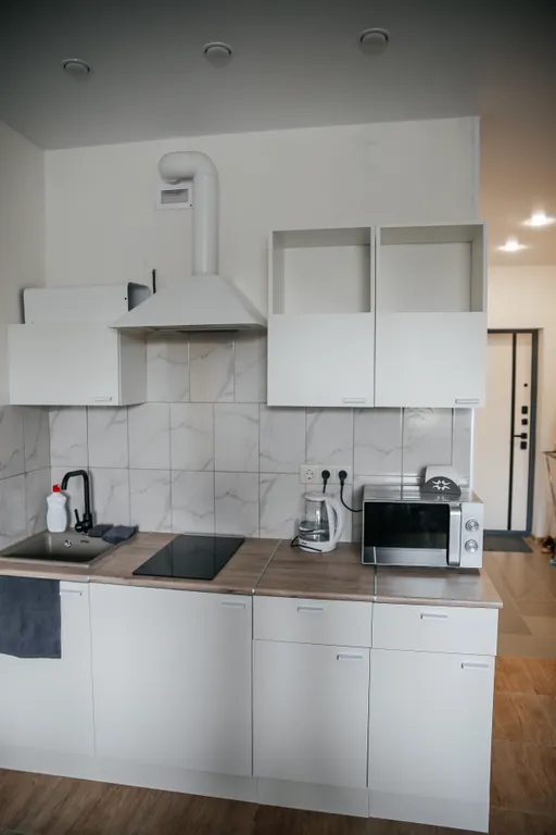 Гармония уюта: светлая студия с кроватью king size