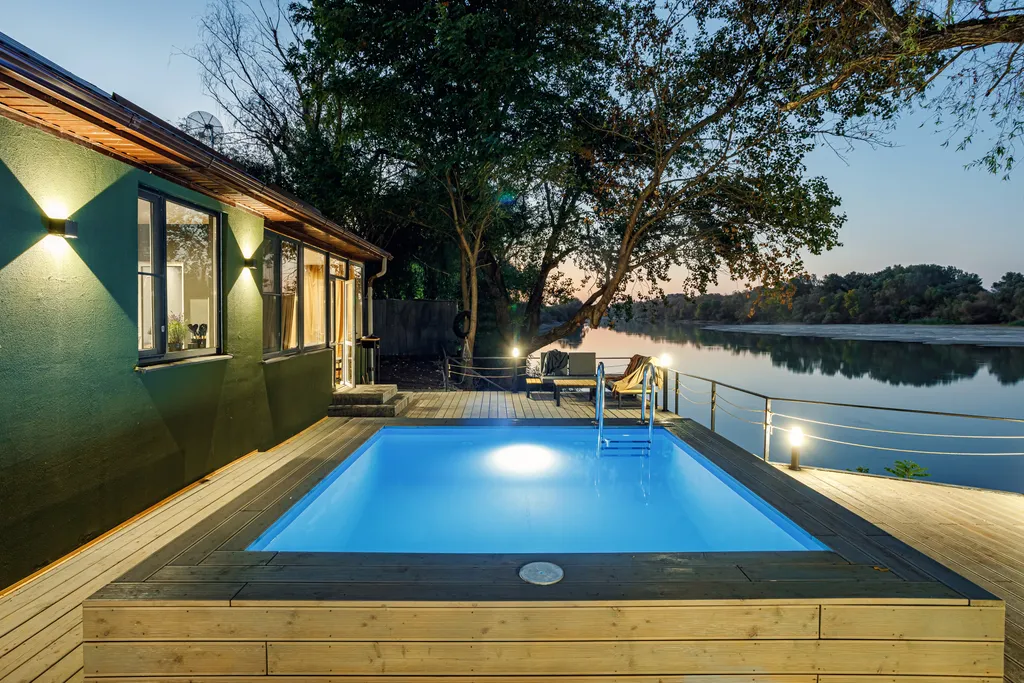 Дом на берегу реки