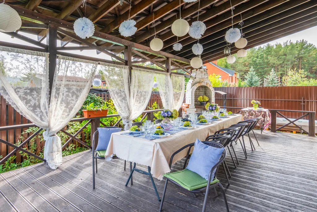 Белый коттедж с баней и бассейном рядом с озером