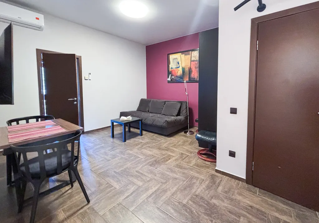 Квартира отдельной спальней и балконом в центре Поляны