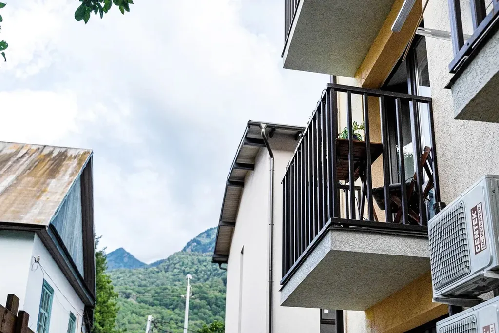 Зелёная студия в сердце гор