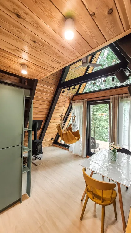 Треугольный домик на склоне горы над ручьём