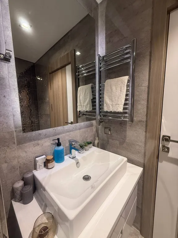 Studio apt with pool and gym near metrobus station