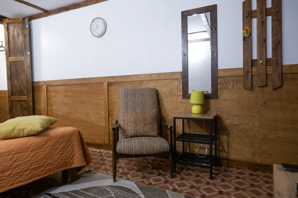 Трехместный номер с двухспальной кроватью и односпальным диваном