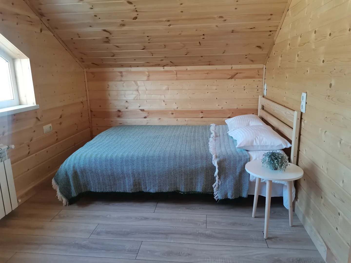 Спальня №1: двуспальная кровать с видом на лес