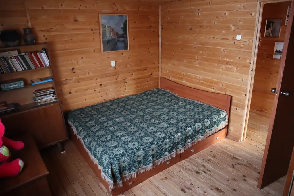 Двухэтажный дом на берегу Волги