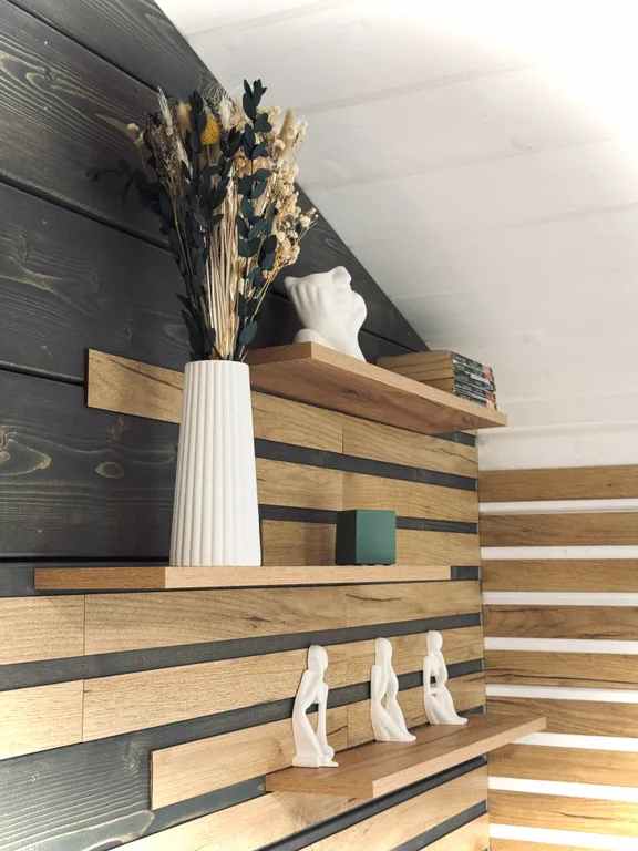 Дом у реки в сосновом лесу