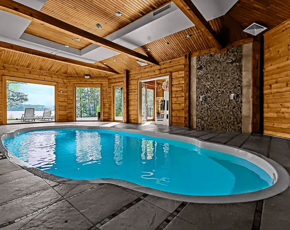 Коттедж с бассейном на берегу озера Порт Жемчужный