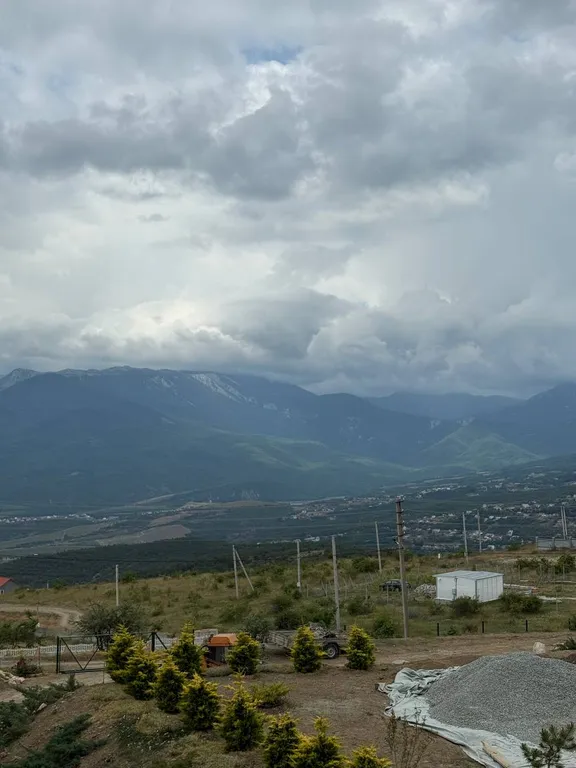 Апартаменты с теплым бассейном и видом на море и горы.