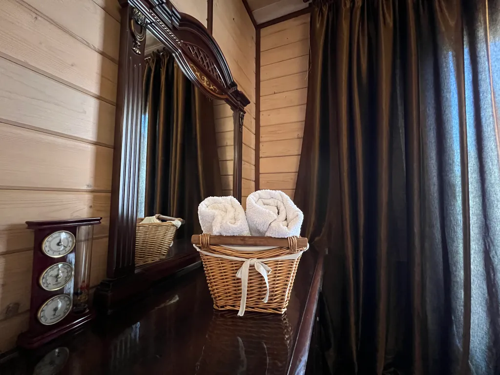 Дом с сауной и большой ванной на террасе