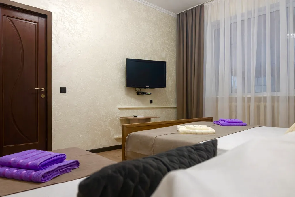 Трехместный улучшенный номер с собственной ванной комнатой