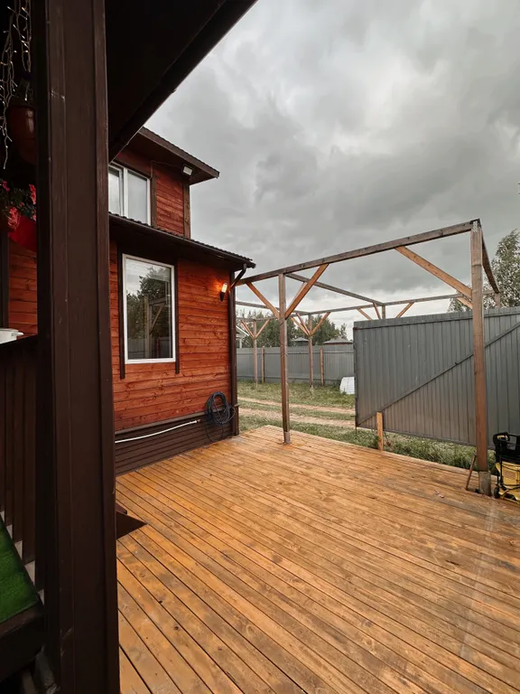 Двухэтажный дом на берегу реки Волга