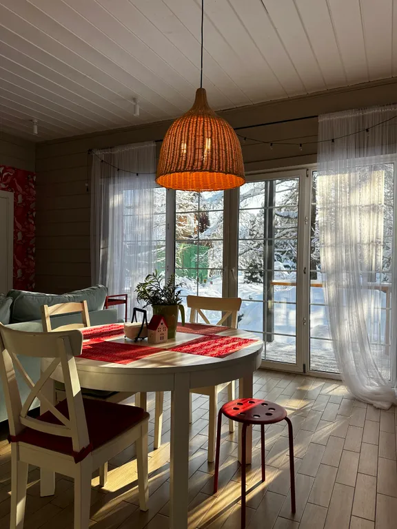 Дача с красными карпами с баней и чаном