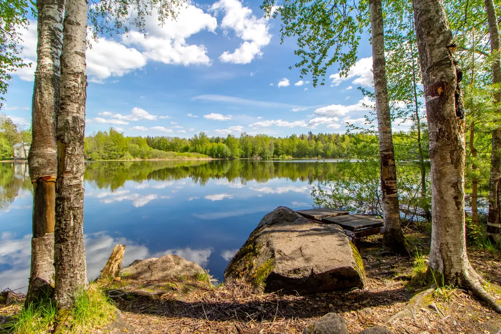 Уютный дом на берегу озера