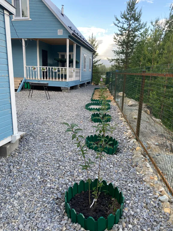 Уютный дом у леса и озера