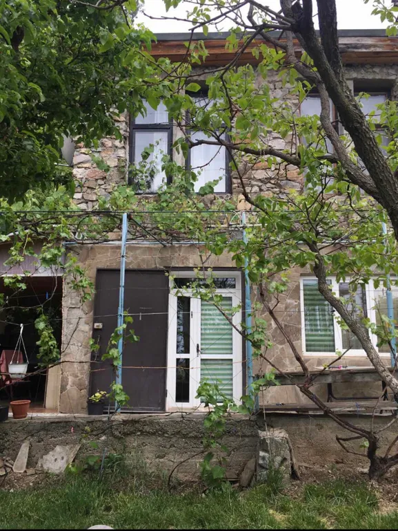 Двухэтажный дом с верандой, огороженной парковкой и сауной