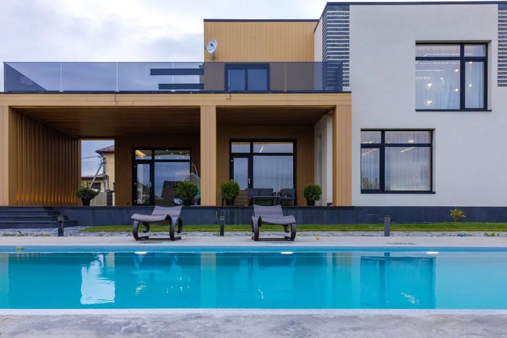 Шикарный коттедж в Подмосковье с круглогодичным бассейном на улице