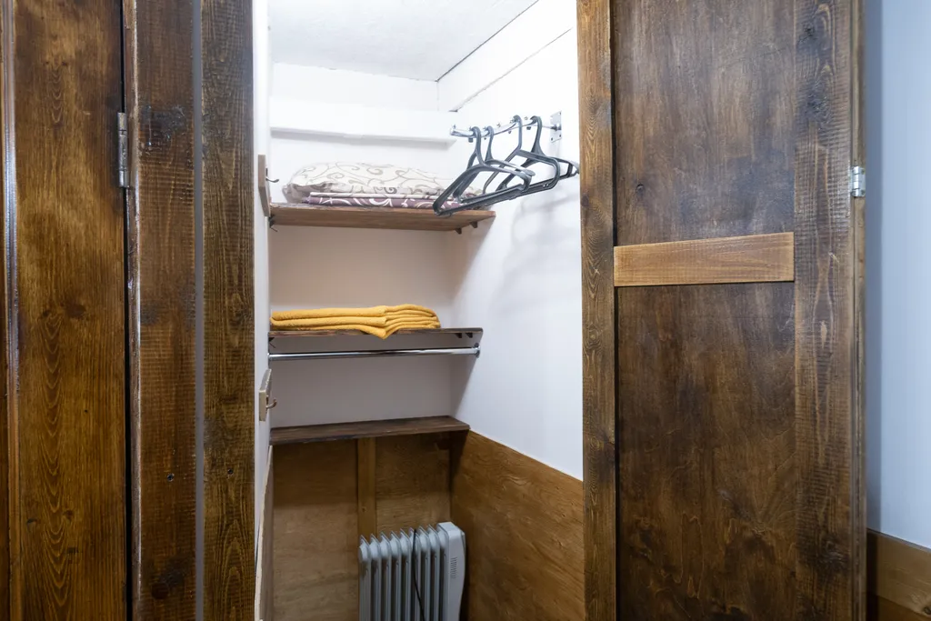 Трехместный номер с двухспальной кроватью и односпальным диваном