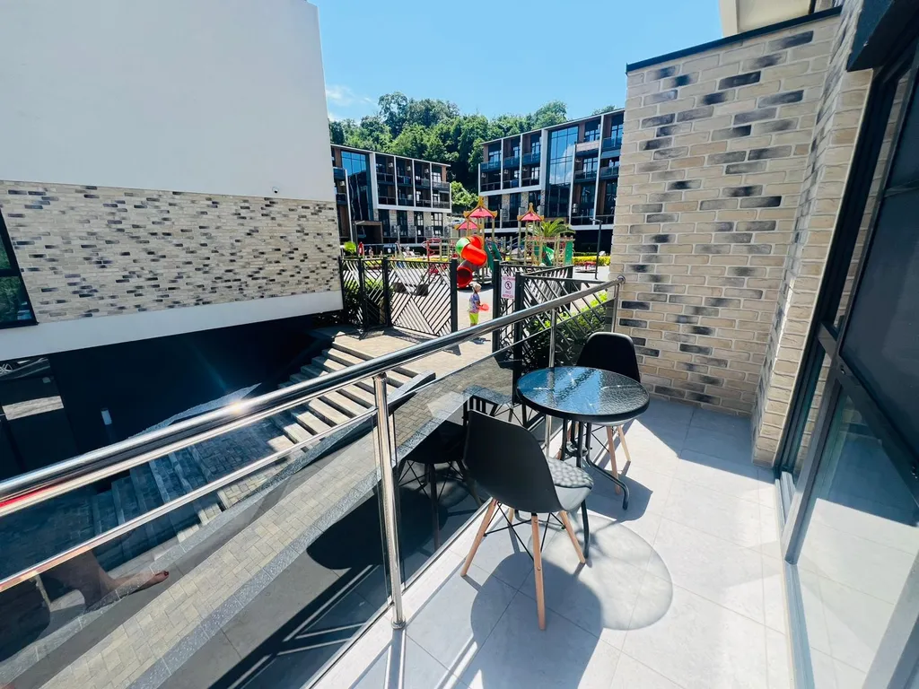 Двухуровневая трёхкомнатная квартира с балконом и бассейном