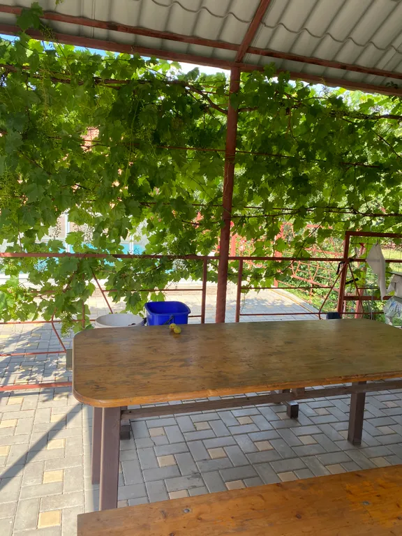 Комната - все имеется для проживания, отдельный вход