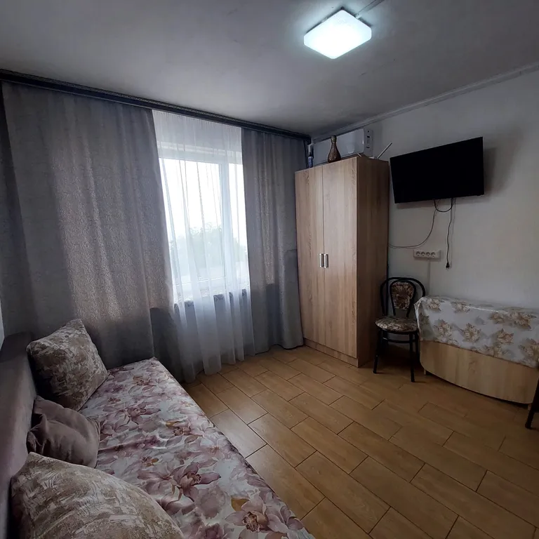 Студия с окном на море