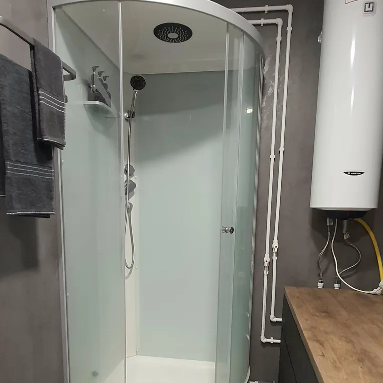 Домик под соснами