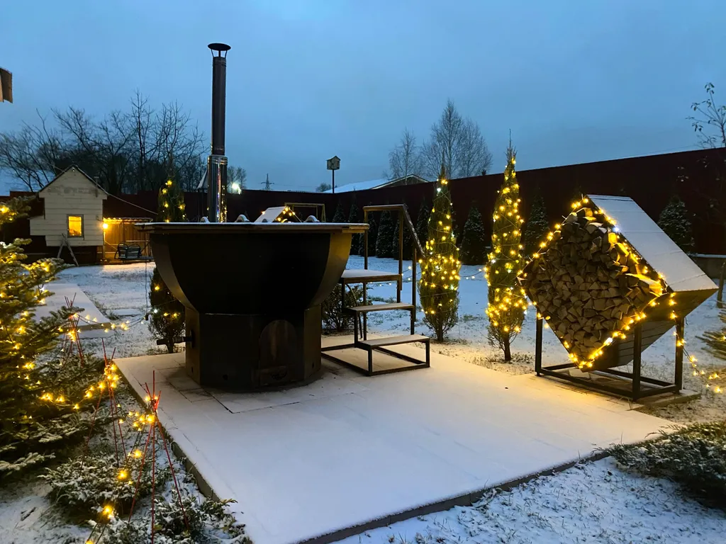 Современный новый дом с баней и банным чаном и бассейном