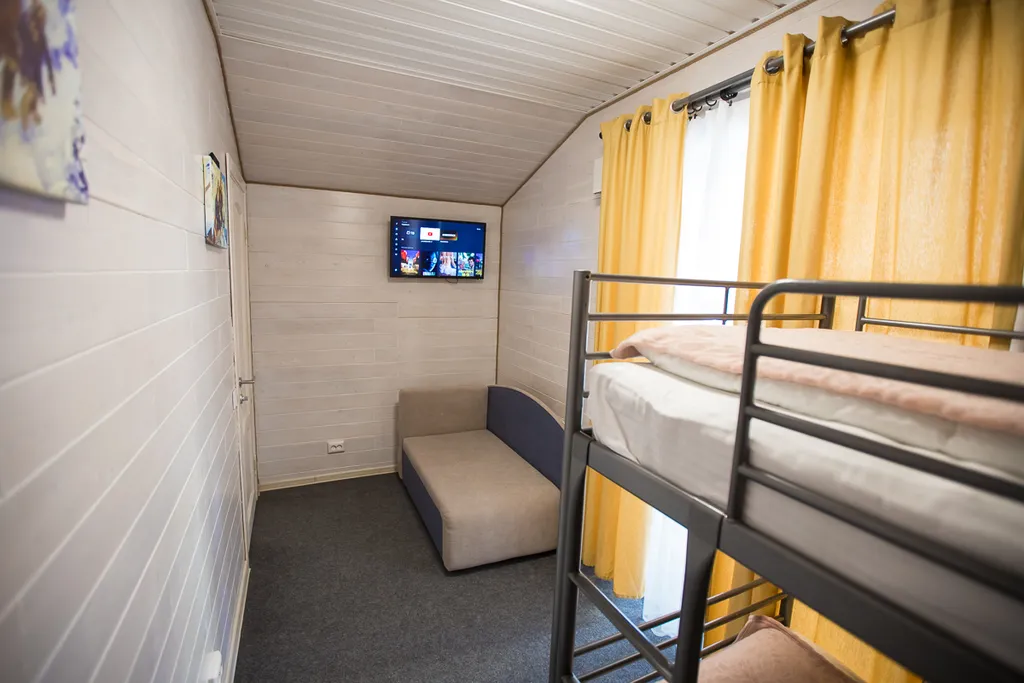 Двухэтажный дом на горе у подъёмника